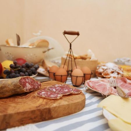 Tra I Campi Di Papaveri Medesano Kültér fotó