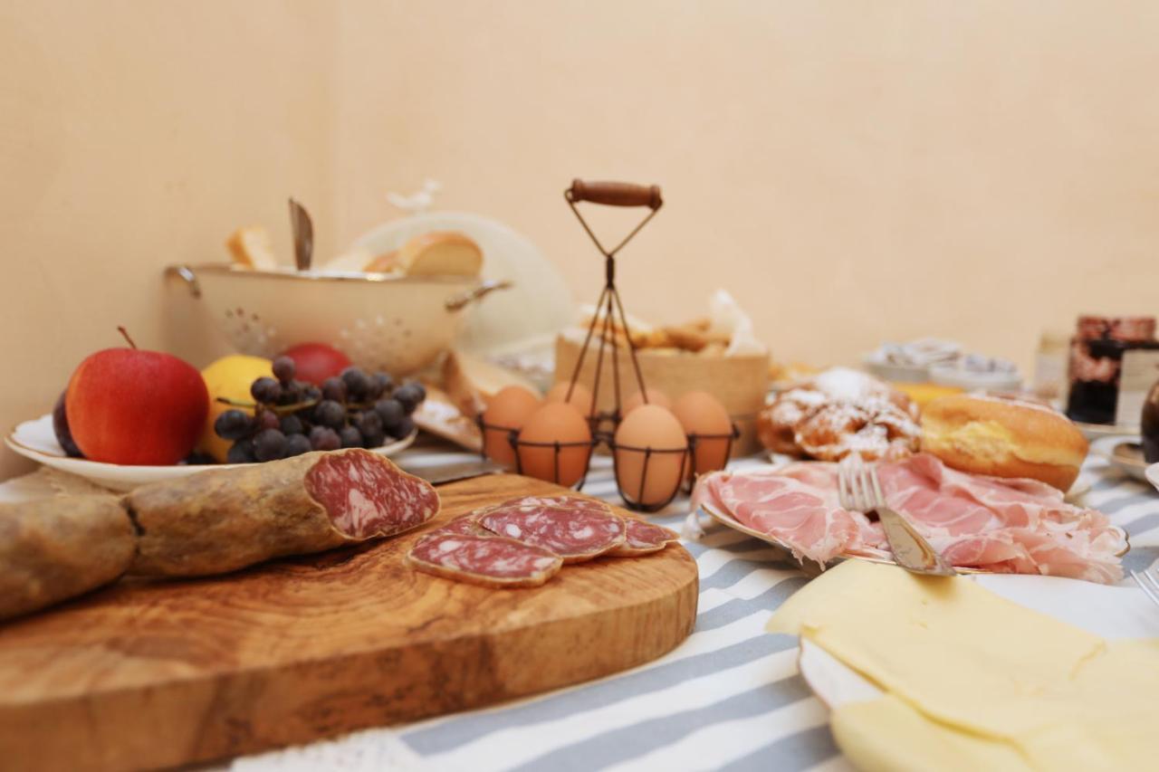 Tra I Campi Di Papaveri Medesano Kültér fotó